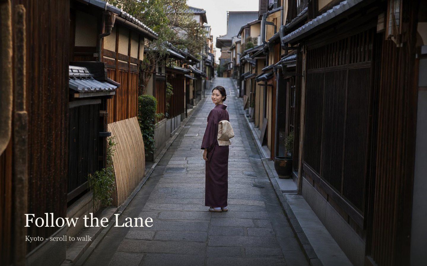 Follow the Lane のデモサイト。石畳の細い路地の中ほどで、梅色の着物の女性が振り返ってこちらを見ている。