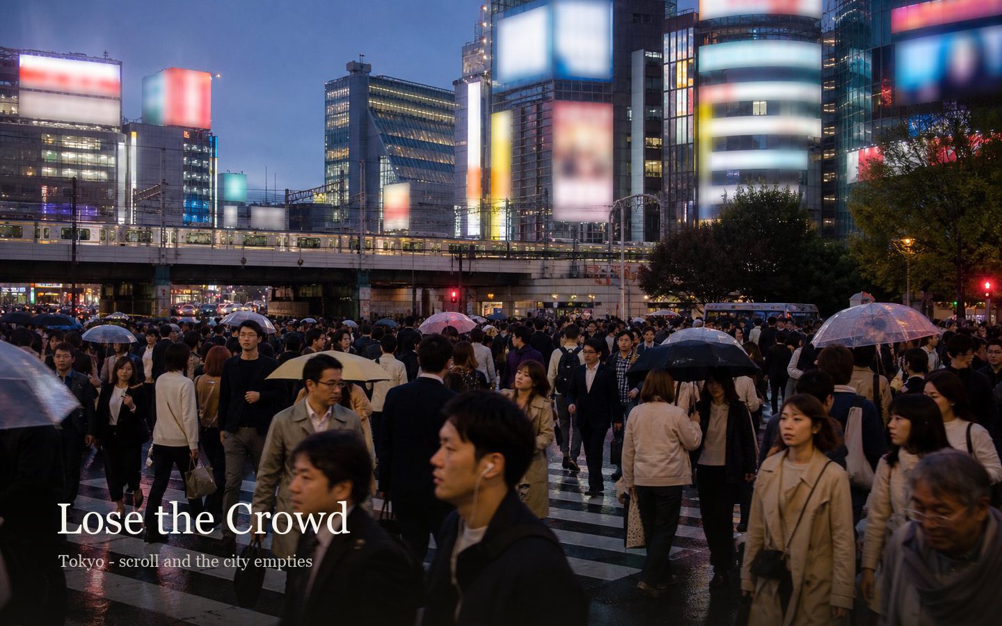 Lose the Crowd のデモサイト。夕暮れの東京のスクランブル交差点を、傘を差した大勢の人が渡っている。