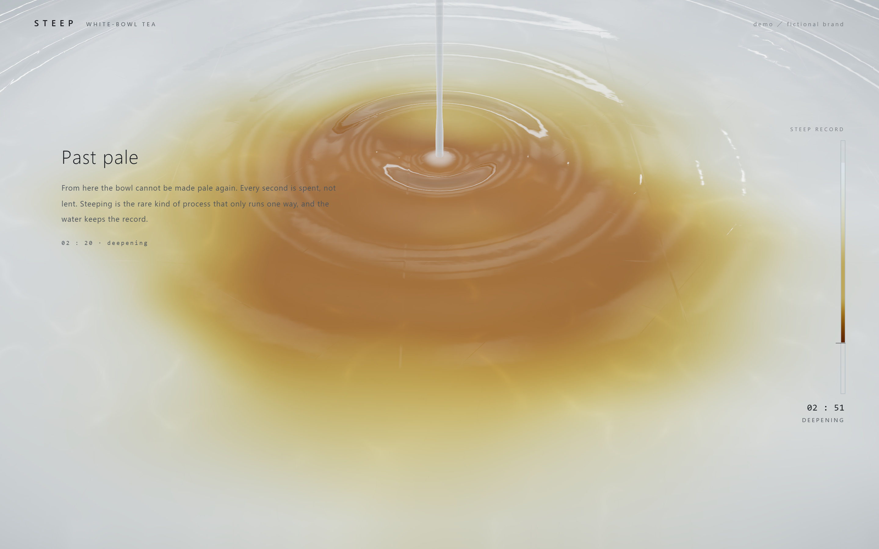 茶葉ブランドのデモ。白い器の水面いっぱいに、琥珀色の輪がぼんやりと広がっている。右端に抽出の経過時間が縦に記録されている。